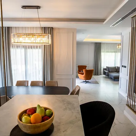 Maestral Mansion كيرينيا