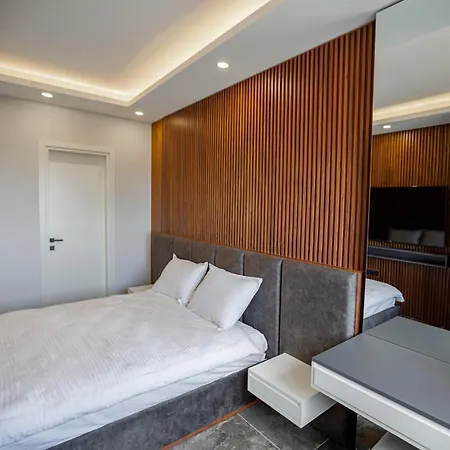 Maestral Mansion كيرينيا